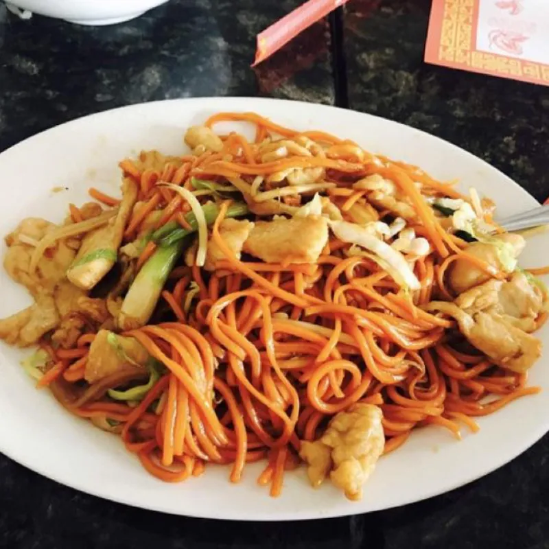 Classic fried noodles with tender chicken and crisp vegetables at Su's Bowl 苏大碗，a Chinese Restaurant in Isla Vista