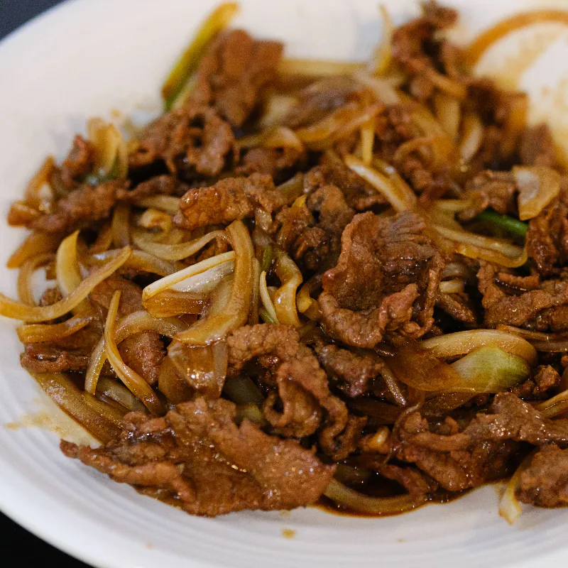 Tender beef stir-fried with onion in savory sauce at Su's Bowl 苏大碗，a Chinese Restaurant in Isla Vista